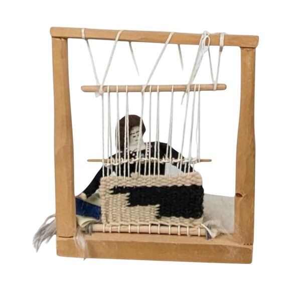 Vintage Navajo Weaver Woman Figurine: Southwestern Native American Art - Picture 3 of 7